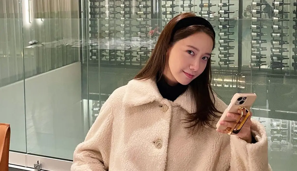 Dengan berbagai gaya hingga tatanan rambut, Yoona SNSD selalu terlihat cantik bahkan imut, apalagi ketika mengenakan bando. Tak hanya bikin penampilan jadi makin menarik, bando tentunya berguna untuk membuat tatanan rambut jadi lebih rapi dan tidak mudah berantakan. (Liputan6.com/IG/@yoona__lim)