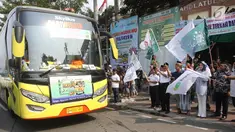 Ketua PBNU KH Marsudi Syuhud, Wakil Sekjen PBNU Imam Pituduh dan Pejabat Eksekutif Hubungan Kelembagaan Bank Mandiri Alexandra Askandar melepas peserta mudik bareng NU-Bank Mandiri di Kantor PBNU, Jakarta, Sabtu (9/6). (Liputan6.com/Arya Manggala)