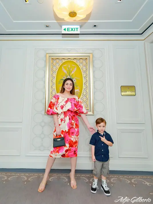 Melansir Kapanlagi.com, Celine yang ditemui di kawasan Kemang, Jakarta Selatan, (27/6/2021) menceritakan cara yang sudah ia temukan untuk selalu menenangkan anak-anaknya. (Instagram/celine_evangelista)