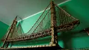 Replika Jembatan Golden Gate yang terbuat dari susunan batang korek api di Ruda Slaska, Polandia, (4/5). Mantan penambang ini sudah menghabiskan waktunya hingga 40 tahun untuk membuat replika dari batang-batang korek api. (REUTERS/Kacper Pempel)