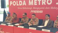 Kabid Humas Metro Jaya Kombes Trunoyudo, menyampaikan pencabutan status tersangka mahasiswa UI Hasya di ICE BSD, Kabupaten Tangerang, Senin (6/2/2023). (Liputan6.com/Pramita Tristiawati)