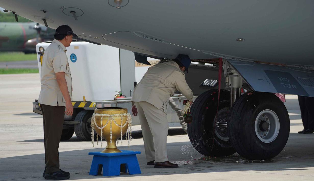 Presiden Republik Indonesia Prabowo Subianto meresmikan pesawat kargo militer Airbus A400M TNI AU yang baru tiba di Pangkalan Udara Halim Perdanakusuma di Jakarta, Indonesia, Senin 3 November 2025. Pesawat dengan nomor registrasi A-4001 ini disambut dengan tradisi water salute saat mendarat di landasan. (AP Photo/Achmad Ibrahim)