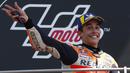 Pebalap Repsol Honda, Marc Marquez, usai beraksi di MotoGP Italia 2019 di Sirkuit Mugello, Minggu (2/6). Petrucci berhasil menuntaskan balapan 23 lap dengan catatan waktu 41 menit 33,794 detik. (AP/Antonio Calanni)