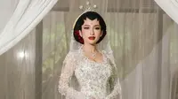 6 Potret Detail Kebaya Akad Nikah Jennifer Coppen, Perpaduan Adat Jawa dan Sentuhan Modern
