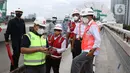 Menteri Perhubungan, Budi Karya Sumadi (kanan) saat meninjau Jembatan Bentang Panjang Dukuh Atas LRT Jabodebek, Jakarta, Minggu (29/11/2020). Pada kunjungannya, Menhub Budi Karya juga berdiskusi tentang rencana sistem integrasi antarmoda dengan stakeholder terkait. (Liputan6/Helmi Fithriansyah)
