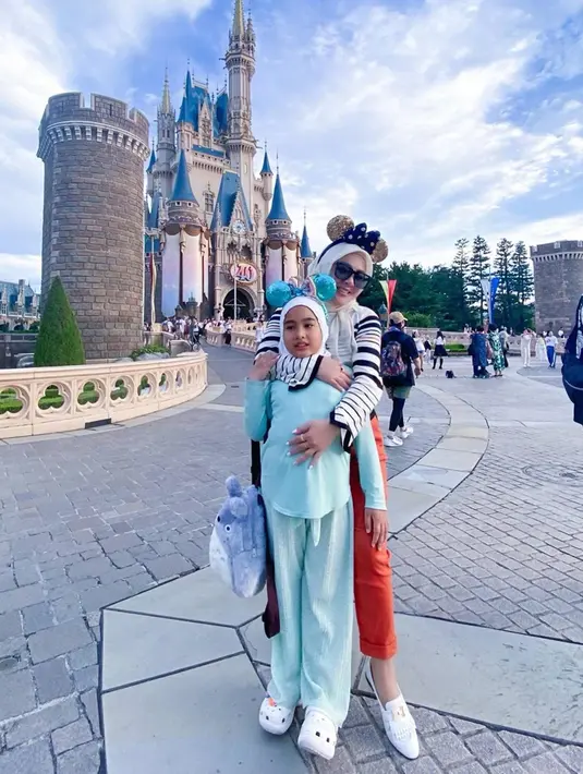 Berfoto bersama keponakan, sosok Syahrini pun terlihat sudah keibuan. Tidak jarang momen saat bercanda bersama keponakan ini ia abadikan dalam media sosial Instagramnya. yang membaut para netizen mendoakannya agar lekas memiliki buah hati. (Liputan6.com/IG/@princessyahrini)