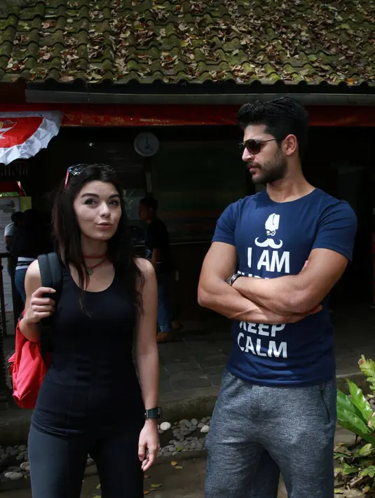 Gulcin Tuncok nampak sangat nyaman berdua dengan pria yang memiliki tinggi 182 cm ini. Banyak yang mengira mereka adalah sepasang kekasih. (Deki Prayoga/Bintang.com)