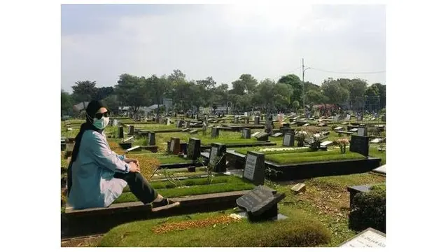 Wanita Ini Minta Edit Foto Orang Dibelakangnya Hilang, 6 Hasilnya Bikin Tepuk Jidat