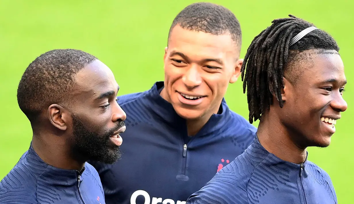 Penyerang Prancis, Kylian Mbappe, berbincang dengan Jonathan Ikone dan Eduardo Camavinga, saat latihan jelang laga UEFA Nations League di Paris, Senin (7/9/2020). Pemain PSG itu akan absen melawan Kroasia karena dinyatakan positif terjangkit COVID-19. (AFP/Franck Fife)
