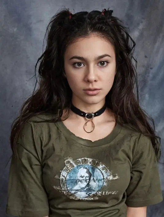 Tampilan Wulan ala anak emo ini pun terlihat cocok untuknya. [Foto: Instagram/wulanguritno]