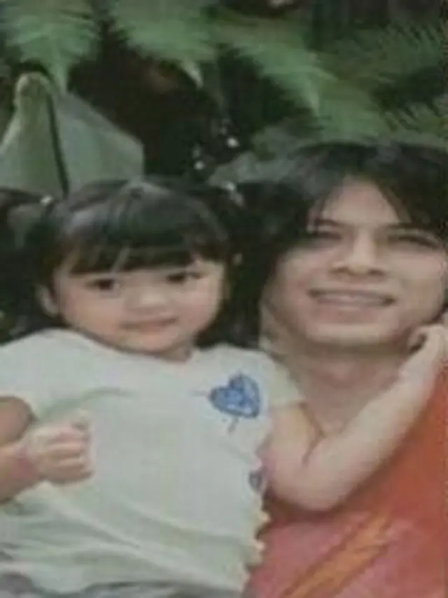 5 Foto Jadul Ariel Noah Bersama Alleia Saat Masih Balita