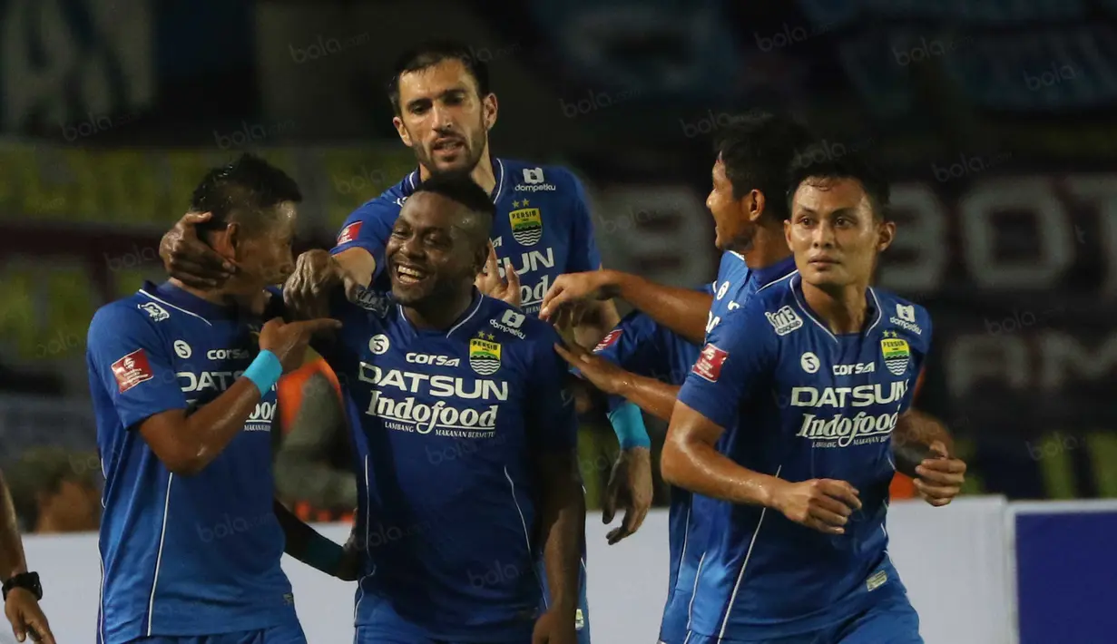 Pemain Persib Bandung, David Laly merayakan golnya ke gawang Bali United pada laga Torabika Soccer Championship 2016 di Stadion Si Jalak Harupat, Soreang, Bandung, Sabtu (14/5/2016). (Bola.com/Nicklas Hanoatubun)