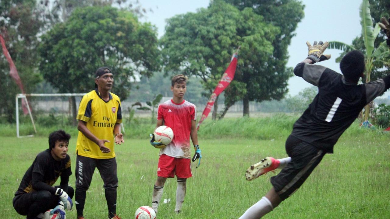 Kiper Borneo FC Ridho Djazuli  bagi ilmu di kampung halaman (Fajar Eko Nugroho)