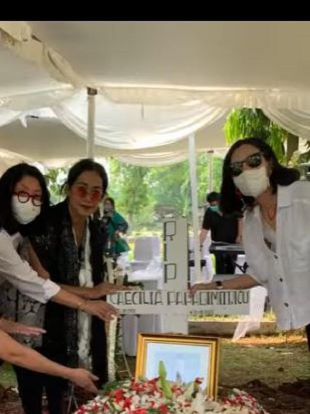 Nia Dinata (Foto: Instagram/@ibunia)