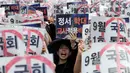 Seorang guru meneriakkan slogan-slogan saat unjuk rasa menuntut perlindungan yang lebih baik atas hak-hak mereka di dekat Majelis Nasional, Seoul, Korea Selatan, Sabtu (16/9/2023). Para guru di seluruh Korea Selatan berunjuk rasa menyusul bunuh diri seorang guru sekolah dasar pada bulan Juli lalu. (AP Photo/Ahn Young-joon)