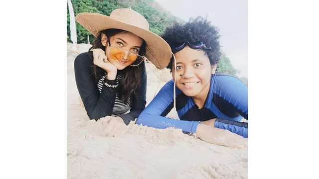 5 Potret Keakraban Enzy dan Casey Adik Kakak yang Selalu Kompak