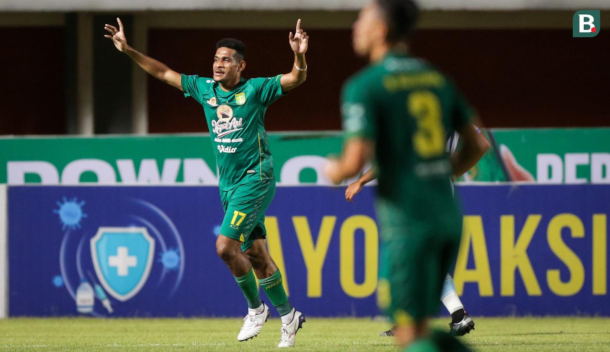 Pemain Persebaya Surabaya, Ricky Kambuaya melakukan selebrasi usai mencetak gol ke gawang Persela Lamongan dalam laga pekan ke-8 BRI Liga 1 2021/2022 di Stadion Maguwoharjo, Sleman, Kamis (21/10/2021). (Bola.com/Bagaskara Lazuardi)