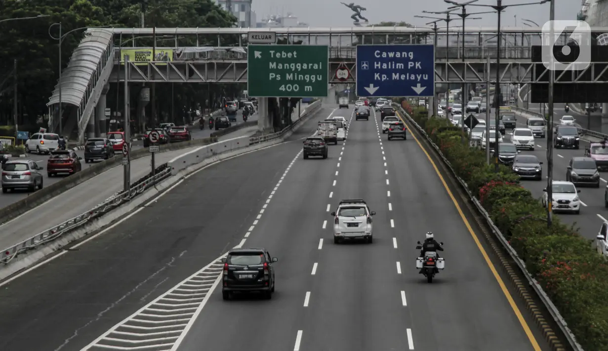 Suasana lalu lintas yang terlihat ramai lancar di Jalan Gatot Subroto, Jakarta, Senin (14/9/2020). Pemprov DKI Jakarta menerapkan PSBB Ketat mulai 14 September 2020 dengan menutup sementara lima pusat kegiatan di antaranya sekolah, pariwisata, dan sarana olahraga. (Liputan6.com/Johan Tallo)