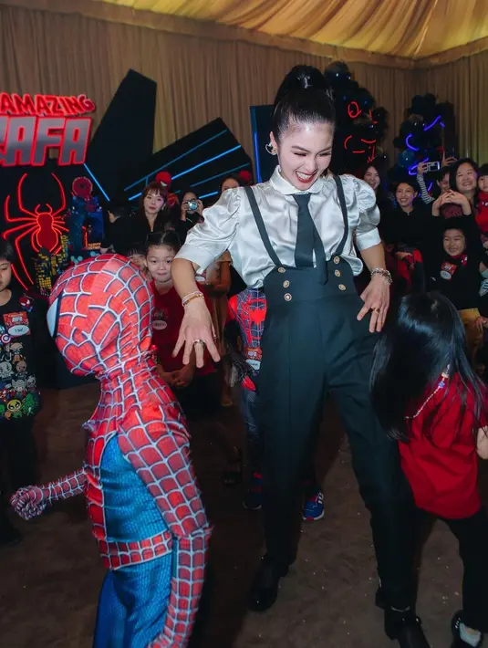 Penampilan Sandra Dewi di momen tersebut tak luput dari perhatian. Wanita 40 tahun itu tampil begitu elegan dengan busana yang terbilang kasual. [@sandradewi88]