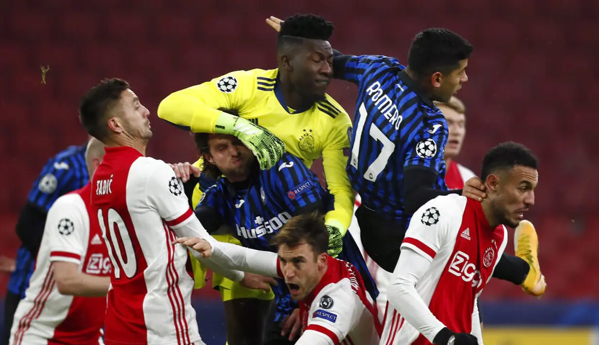 Para pemain Ajax Amsterdam berebut bola dengan pemain Atalanta pada laga Liga Champions di Stadion Johan Cruyff ArenA, Kamis (10/12/2020). Atalanta menang dengan skor 1-0. (AP/Peter Dejong)