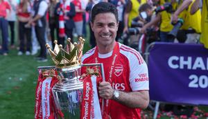 Manajer Arsenal, Mikel Arteta, memegang trofi saat merayakan gelar Liga Inggris mereka setelah pertandingan Liga Inggris antara Crystal Palace dan Arsenal di London, Inggris, Minggu, 24 Mei 2026. (AP Photo/Kin Cheung)