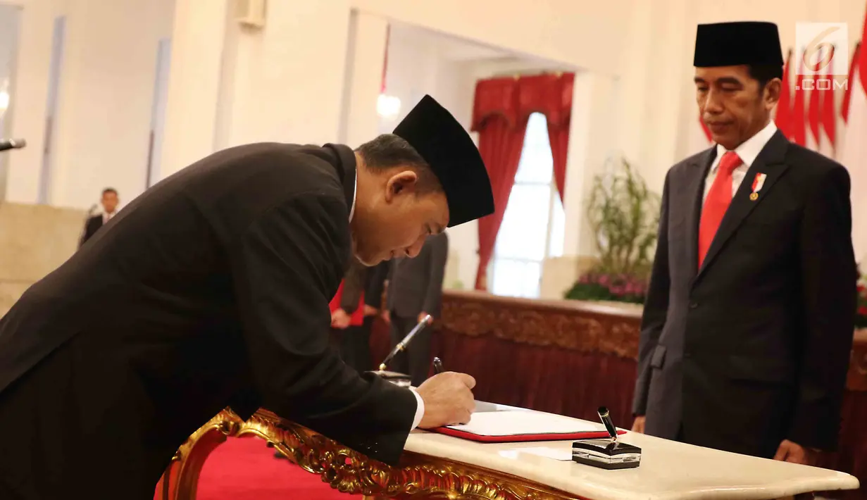 Irjen (Pol) Heru Winarko disaksikan Presiden Joko Widodo (Jokowi) menandatangani berita acara pelantikan Kepala BNN di Istana Negara, Kamis (1/3). Heru Winarko menggantikan Komjen Pol Budi Waseso yang memasuki masa pensiun. (Liputan6.com/Angga Yuniar)