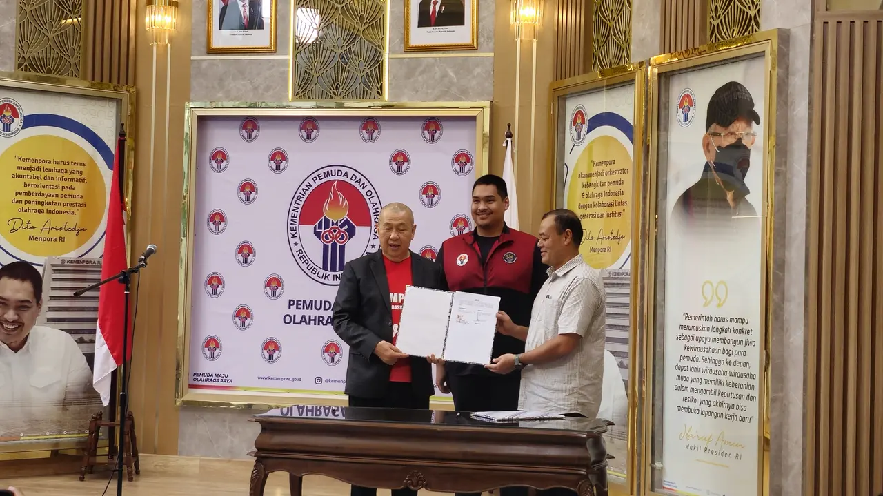 Menpora Dito bersama ketum Perbasi