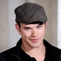 Kellan Lutz memamerkan kemampuannya dalam melakukan sesi latihan yang memacu adrenalin dalam postingan terbarunya di Twitter dan Instagram. (Bintang/EPA)