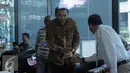 Gubernur DKI Jakarta Basuki T Purnama saat berada di dalam gedung KPK, Jakarta, Selasa (10/5). Ahok diperiksa sebagai saksi dalam penyidikan perkara dugaan tindak pidana terkait pembahasan Raperda Pantai Utara Jakarta. (Liputan6.com/Helmi Afandi)