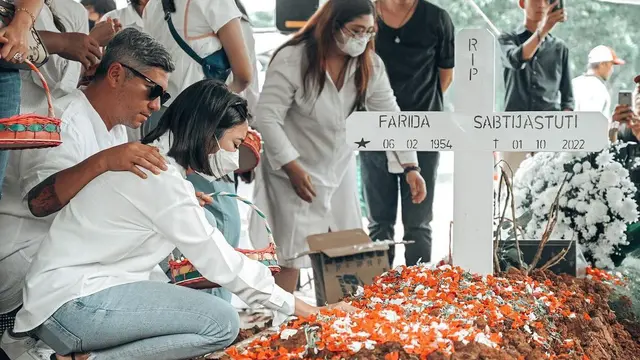 Gisel hadir di pemakaman mantan ibu mertua