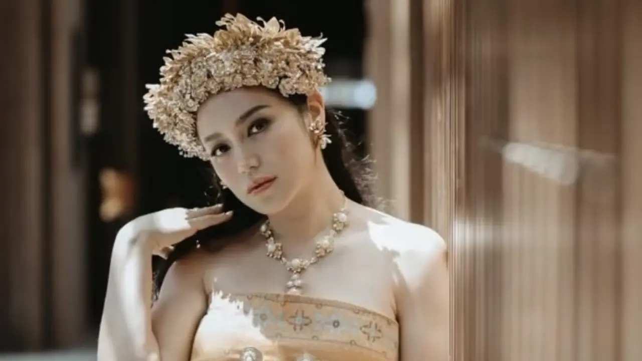Jessica Iskandar di Kehamilan Ketiga Dibalut Baju Khas Bali