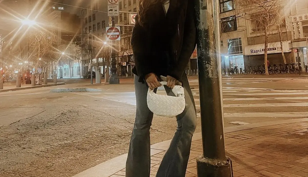Jessica Mila tampil kasial dengan jaket hitam dipadukan celana cut bray dan membawa tas putih bottega veneta, yang serasi dengan sepatunya. @jscmila