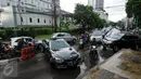 Kendaraan berputar arah akibat penutupan satu ruas Jalan Kemang Raya, Minggu (28/8). Penutupan terkait proses pengeringan lokasi parkir bawah tanah pertokoan akibat banjir yang terjadi sejak Sabtu malam (27/8). (Liputan6.com/Helmi Fithriansyah)