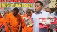Polisi menghadirkan tersangka dan barang bukti narkoba dalam konferensi pers di Mapolresta Denpasar, Bali, Selasa (23/7/2019). Sat Resnarkoba Polresta Denpasar bersama Satgas CTOC Polda Bali menangkap dua pria asal Australia karena mengonsumsi kokain. (Yuda A Riyanto/AFP)