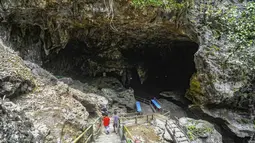 Terletak di Desa Watuagung, Kecamatan Watulimo, Goa Lowo memiliki panjang sekitar 2 kilometer. Tampak dalam foto, aktivitas pengunjung di dalam Goa Lowo di Watuagung, Trenggalek, Jawa Timur. (merdeka.com/Arie Basuki)