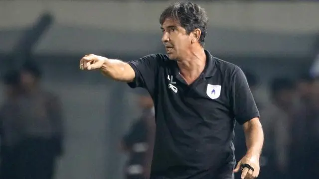 Pelatih yang dipecat pada pertengahan Shopee Liga 1