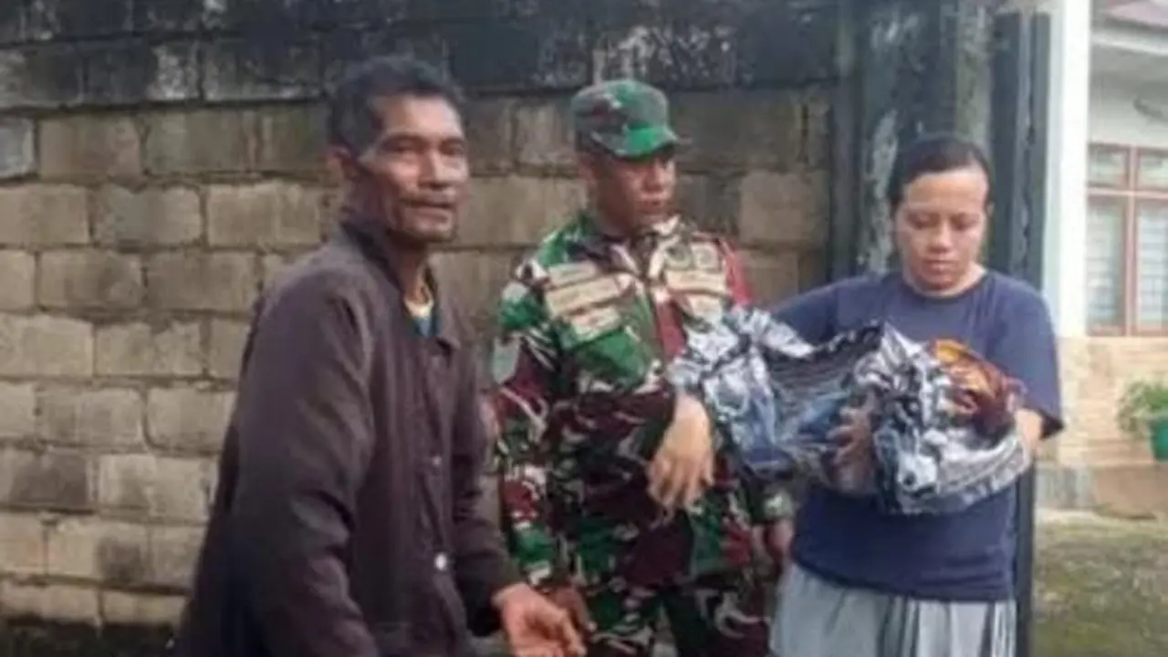 Kondisi bayi laki-laki saat ditemukan di depan pagar rumah warga (Liputan6.com/Ola Keda)