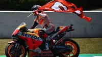 Selebrasi pembalap Repsol Honda, Marc Marquez, setelah menjuarai balapan MotoGP Jerez, Minggu (5/5/2019). (AFP/Gabriel Buoys)