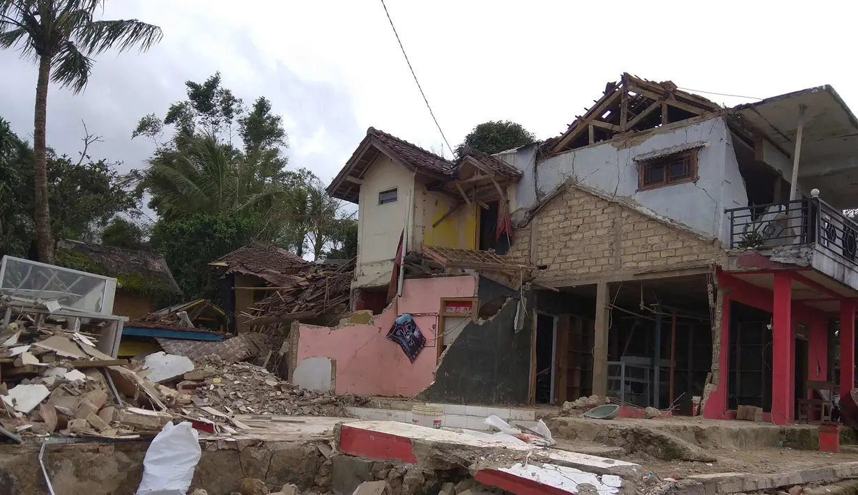 Kondisi rumah yang hancur akibat gempa Banten di Citalahab, Desa Melasari, Nanggung, Bogor, Rabu (24/1). Sebanyak 464 unit bangunan termasuk satu sekolah, satu masjid, dan dua mushola rusak parah akibat gempa. (Liputan6.com/Ahmad Sudarno)