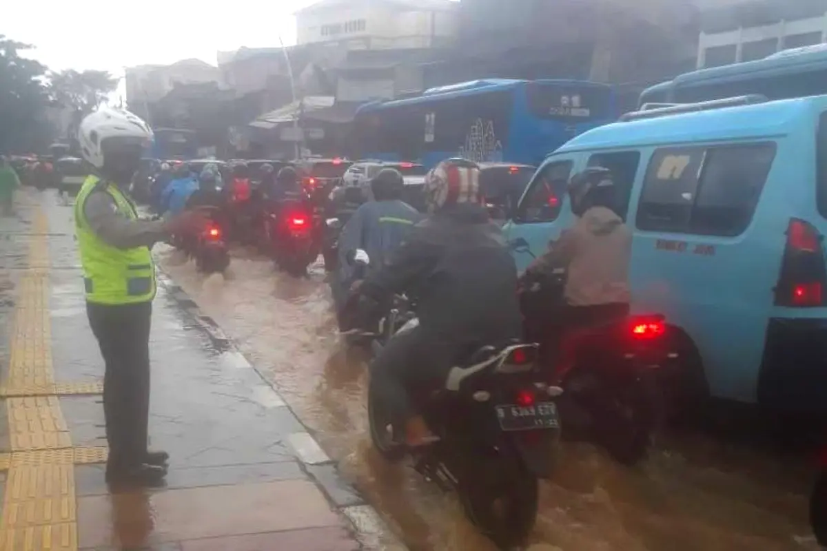 Arus lalu lintas di Jalan Jatinegara Barat, Senin (8/2/2021) pagi, tersendat karena genangan banjir