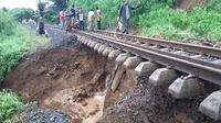 Perjalanan kereta api tujuan Bogor-Sukabumi harus tertahan lantaran terjadi longsor di Kampung Bantar Panjang, Desa Cibalung, Kecamatan Cijeruk, Kabupaten Bogor.