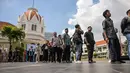 Sementara, tingkat Pengangguran Terbuka (TPT) pada tahun 2026 juga diproyeksikan menurun ke kisaran 4,44 hingga 4,96 persen. Tampak dalam foto, para pencari kerja mengantre untuk mendaftar di salah satu event bursa kerja, Surabaya, Jawa Timur pada Selasa 7 April 2026. (JUNI KRISWANTO/AFP)