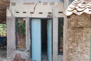 Getaran gempa membuat rusak rumah warga di Dusun Sukamaju, Desa Sukajadi Pamarican Ciamis
