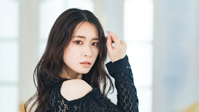 perempuan baju hitam kesal putus kecewa