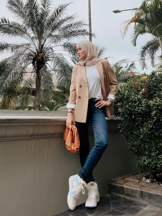 <p>Blazer nude sangat ciamik dipasangkan dengan jeans, lho. (instagram/ollaramlan)</p>