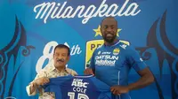 Manajer Persib Bandung, Umuh Muchtar, memperkenalkan pemain anyarnya, Carlton Cole di Graha Persib Bandung, Jawa Barat, Kamis (30/3/2017). Carlton Cole resmi diperkenalkan sebagai striker baru Maung Bandung. (Bola.com/Erwin Snaz)