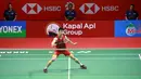 Tunggal putra China, Li Shi Feng, saat bertanding melawan Anthony Sinisuka Ginting dalam pertandingan semifinal Indonesia Open 2023 yang berlangsung di Istora Senayan, Sabtu (17/6/2023). (Bola.com/M Iqbal Ichsan)