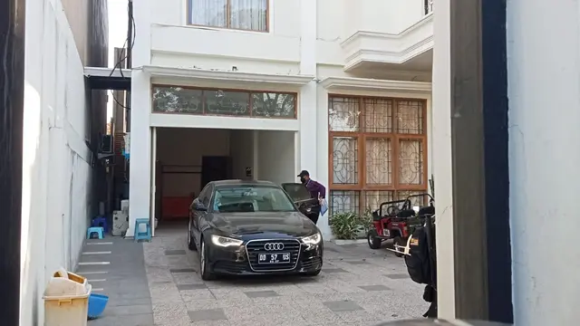 Mobil Mewah disita KPK dari rumah milik Mentan SYL (Liputan6.com/Fauzan)
