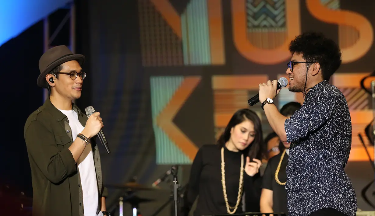 Dalam konser itu, Afgan mengajak satu fans setianya, Afganisme Evana Amalia untuk berduet bersama. Sebelumnya, Afgan menantang Afganisme untuk mengupload cover lagunya ke situs youtube. (Andy Masela/Bintang.com)