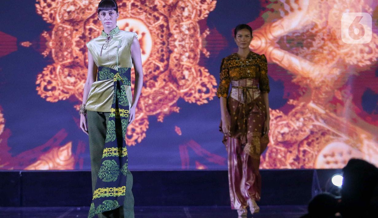 Model mengenakan busana rancangan Ferry Sunarto saat acara Cita dan Cipta Liputan6.com X Fimela dalam parade Wastra Nusantara di Hotel Shangri La, Jakarta, Rabu (31/7/2024). (Liputan6.com/Herman Zakharia)